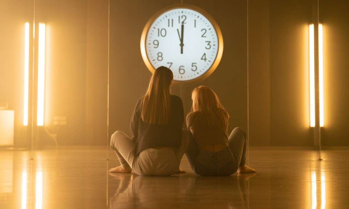 découvrez la signification spirituelle de 15h15 dans la relation de flamme jumelle. comprenez le message que l’univers amoureux vous envoie à travers cette heure miroir et comment il influence votre parcours sentimental.